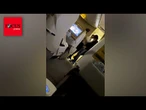 Betrunkener in Business-Class gibt Flugbegleiter Kopfnuss und fällt selbst um