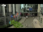 Bruxelles, la bandiera ucraina viene issata davanti al Parlamento europeo