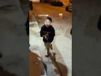 Criança debocha de policiais, mas se desespera quando viatura retorna