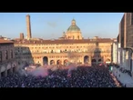Fuochi d'artificio accolgono l'autobus scoperto del Bologna in Piazza Maggiore