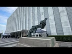 La statua della pistola annodata, simbolo dell'Onu, davanti alla sede a New York