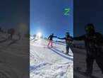 ORSO sulla PISTA da sci, lo SNOWBOARDER lo evita all'ultimo istante