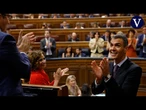 Pedro Sánchez termina su comparecencia de entre aplausos socialistas y gritos de dimisión del PP