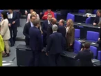 Merz eletto Cancelliere, gli abbracci dai parlamentari alleati in fila per congratularsi con lui