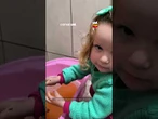 Menina de 3 anos dá banho em pata e bronca na mãe