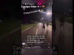 Criminosos armados fazem live durante roubo de moto em Bertioga, no litoral de São Paulo; vídeo