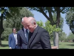 La stretta di mano tra Meloni e il Presidente della Repubblica algerina Tebboune a Villa Pamphilj