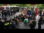 Des militants d'Extinction Rebellion arrêtés lors d'une manifestation au sommet de l'OTAN à La Haye