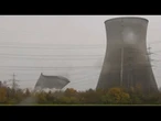 Germania, demolite le torri camino di una centrale nucleare dismessa