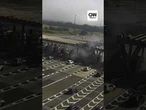 Carro em alta velocidade voa e derruba teto de pedágio em SP