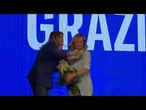 Giorgia Meloni canta emozionata l'inno di Mameli al termine del suo discorso sulle europee