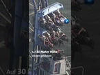 In einem Freizeitpark in den USA sind 8 Schüler:innen in einer Achterbahn steckengeblieben. #shorts