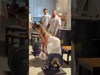 Nova tradição? Noiva surpreende convidados ao levantar 150 kg no casamento