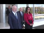 Mattarella e la foto con Lula, il Presidente brasiliano in posa con il doppio pollice in su