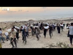Gaza, palestinesi trasportano sacchi di farina nel nord della Striscia