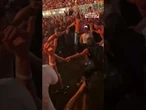 Momento di grande emozione al concerto di Olly: fan formano cordone umano per far ballare una bimba