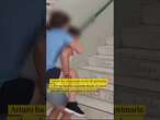 Una madre sube a su hijo con movilidad reducida en brazos a clase porque no funciona el ascensor