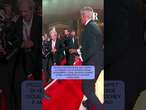 Incidente sul red carpet a Venezia: Clooney e Amal Alamuddin aiutano un fotografo a rialzarsi