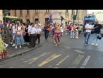 'Maschera da cane con bandiera con l'immagine di un osso al Pride a Roma