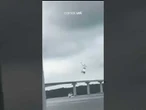 Helicóptero cai no mar durante exercício de segurança na Malásia com 5 pessoas a bordo; vídeo
