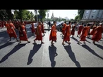 Les moines cambodgiens rendent hommage aux soldats tués lors des affrontements frontaliers avec...