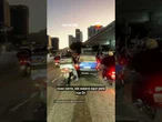 Motociclistas ajudam motorista com carro parado na saída de túnel em SP