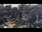 Gaza, famiglie e bambini cercano i resti degli effetti personali tra le macerie