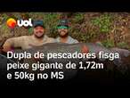 Peixe gigante de 1,72m e 50 kg é fisgado por pescadores no Rio Dourado, no Mato Grosso do Sul; vídeo