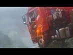 Chine : un camion suspendu dans le vide après l'effondrement d'un pont • FRANCE 24