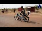Un doble de motos de Burkina Faso, de 72 años, genera un debate sobre la seguridad vial