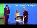 "Presidente vieni a fare una foto con noi", Meloni invita De Luca sul palco a Bagnoli