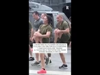 Il segretario alla guerra Usa Hegseth si allena con i militari sulla portaerei