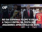Rei da Espanha Felipe VI ergue a taça e entra na festa dos jogadores após título da Copa do Mundo