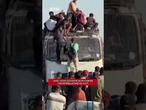 Gaza, folla si accalca sui camion che distribuiscono gli aiuti