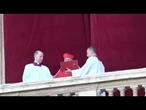 Monsignor Mamberti annuncia "habemus Papam", l'ovazione di fedeli e curiosi in piazza San Pietro