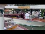 Venezia 82, Fotinì Peluso saluta i fotografi al suo arrivo al Lido a bordo di un taxi acqueo