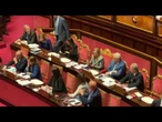Applauso per Meloni che lascia Senato dopo discussione su Consiglio Ue. Lei saluta con la mano