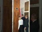 Karol Nawrocki wraz z Małżonką odsłaniają tablicę upamiętniającą śp. Premiera Jana Olszewskiego.