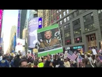 USA, proteste contro TRUMP a NEW YORK: Times Square invasa da MIGLIAIA DI PERSONE