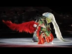 Des enfants passent sur scène au théâtre Kabuki lors d'un festival à l'ouest du Japon