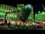 No Comment. Un arbre de Noël de 20 mètres de haut installé sur la Grand-Place de Bruxelles.