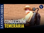 Un hombre circula en una silla de ruedas eléctrica por la ronda del Litoral