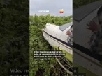 Avião de pequeno porte cai na areia de praia em Navegantes (SC)