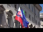 Italia-Slovacchia, il presidente Fico a Palazzo Chigi con un mazzo di fiori
