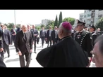 Mattarella a funerali brigadiere Legrottaglie abbraccia parenti del Carabiniere ucciso da malvivente