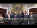Trump tocca il braccio del campione WWE Triple H e scherza: "Sei ancora molto forte"