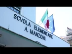 Camilla visita una scuola a Roma, i bambini salutano la Regina sventolando bandiere del Regno Unito