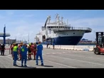 La Geo Barents a Genova, sui sacchi bianchi la scritta "Europe how many more?"