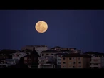 La più grande superluna dell'anno splende nel cielo di Bondi Beach, in AUSTRALIA