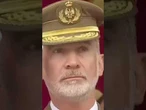 Se cae la bandera al ser izada en el desfile de las fuerzas armadas